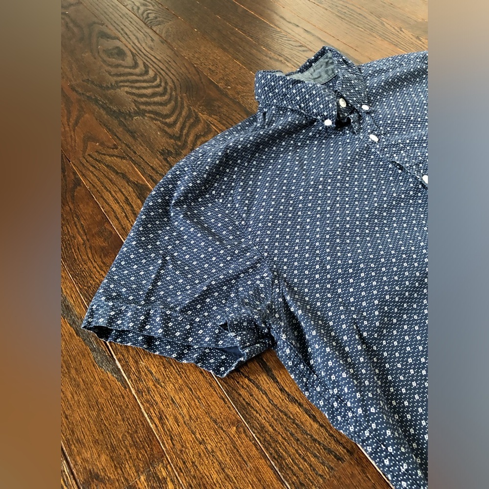 J. Crew Men’s M Navy Blue w/Geo White Design Short-Sleeved Button-Down Shirt EUC - Picture 2 of 9